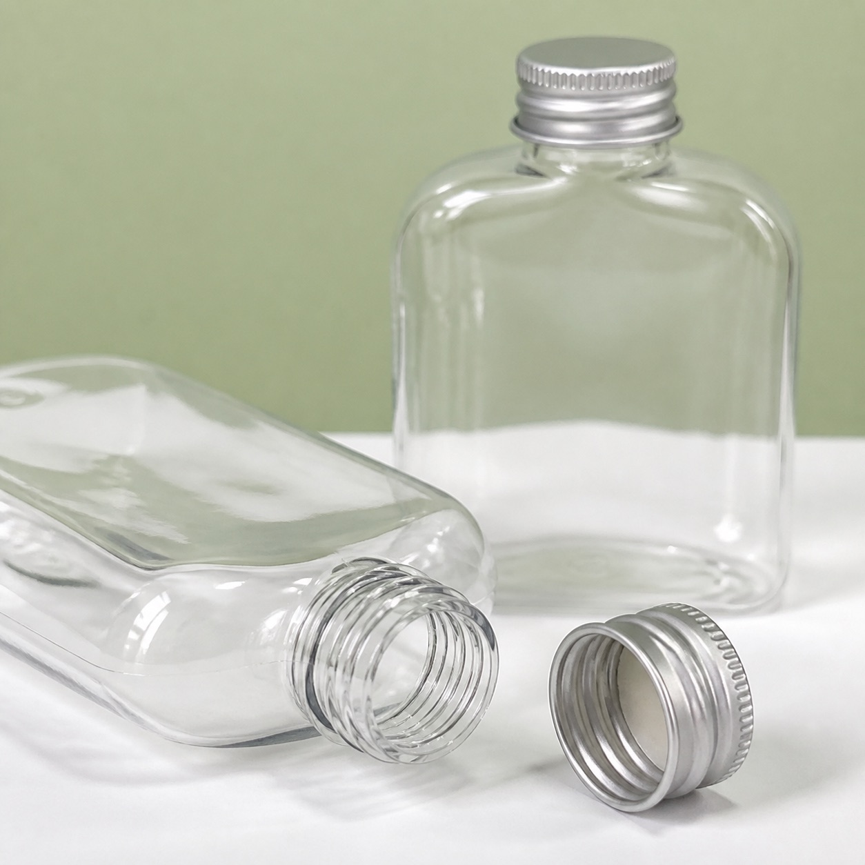 clear-flat-pet-beverage-bottle-and-aluminum-cap-detail