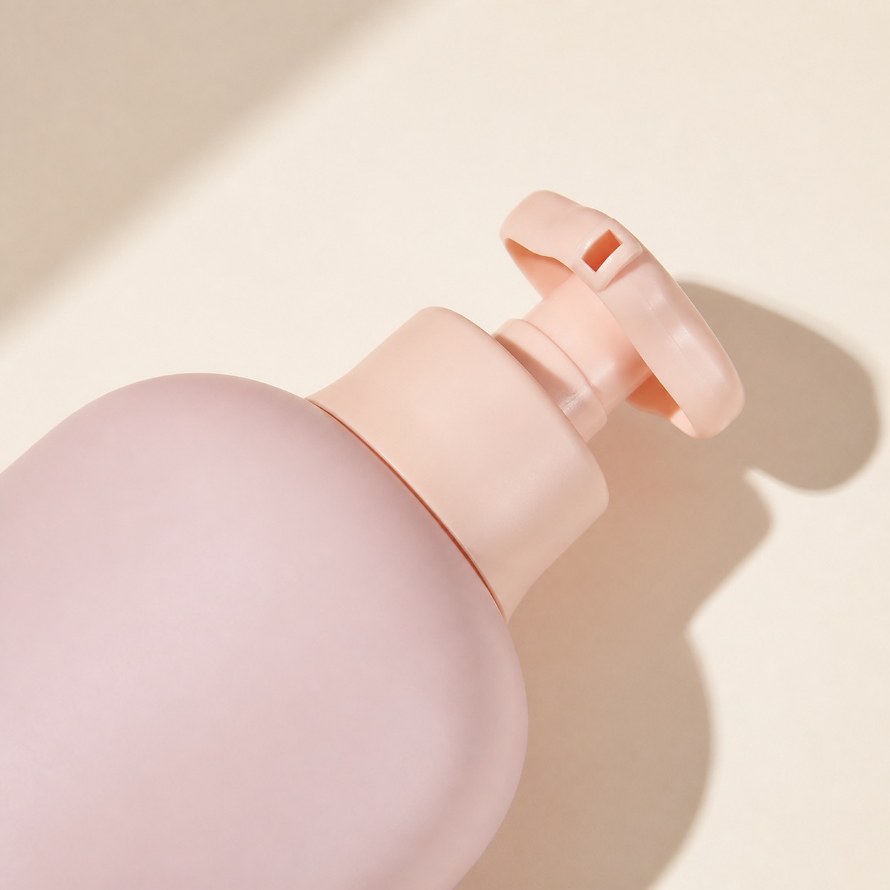flower-shaped-lotion-pump-close-up-on-pink-bottle