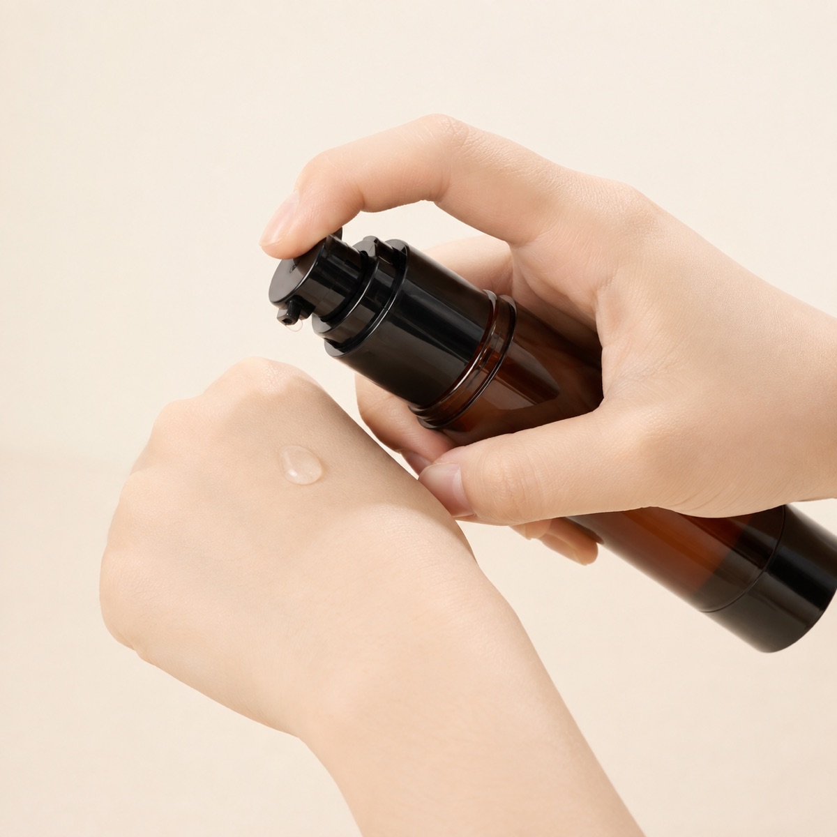 15ml-30ml-50ml-100ml-amber-pet-cosmetic-pump-bottle-dispensing-lotion-onto-the-hand